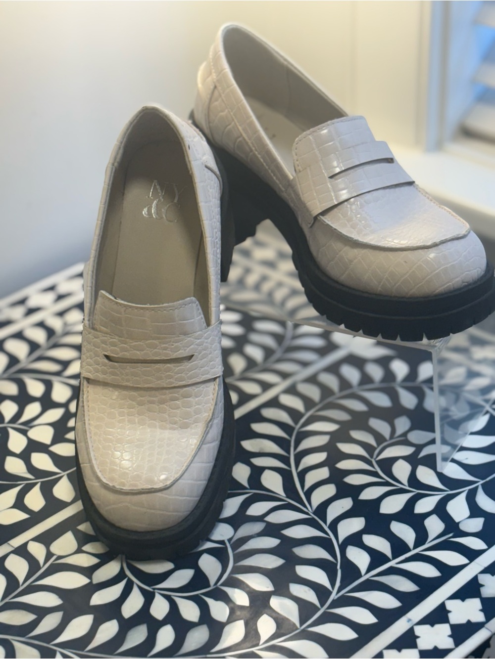 New York & Company Croc-Embossed Lug Sole Loafers Size 6